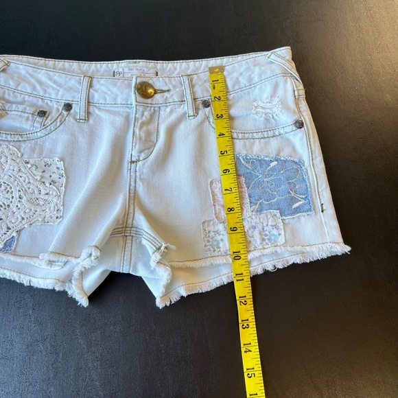 Free People Crochet and Patchwork Cut-Off Jean Shorts sz 29 - Picture 5 of 8